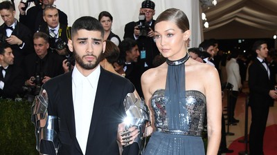 Gandeng si Seksi Gigi Hadid, Zayn Malik Bertangan Robot di Met Gala