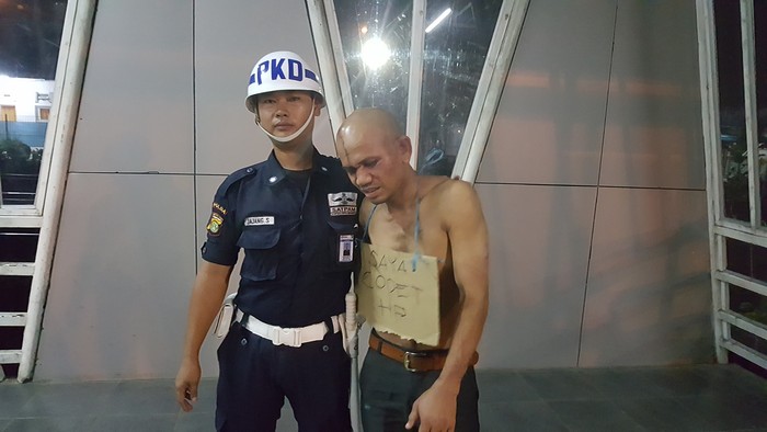Anwar, Pencopet Kambuhan di Commuter Line Babak Belur Dihajar Penumpang