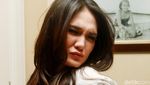 Gaya Luna Maya dengan Jeans Robek