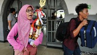 Beberapa calon penumpang yang datang terlambat berlarian memasuki stasiun.