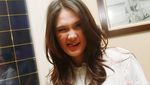 Gaya Luna Maya dengan Jeans Robek