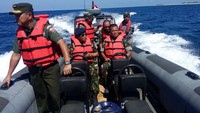 Panglima TNI Jenderal TNI Gatot Nurmantyo turut didampingi Pangdam IX/Udayana Mayjen TNI Setyo Sularso, Pangarmatim Laksda TNI Darwanto, Waasops Panglima TNI Laksma TNI Harjo Susmoro dan Sekda Kabupaten Rote Jonas M. Selli. (Puspen TNI).