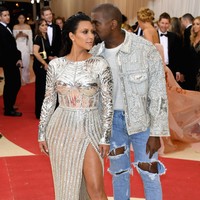 Ketika menikahi Kim Kardashian tiga tahun lalu, usianya Kanye West 37. Kanye menunda menikah demi mendapatkan cinta Kim Kardashian. Foto: Larry Busacca/Getty Images