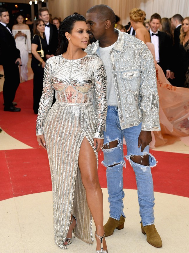 Ketika menikahi Kim Kardashian tiga tahun lalu, usianya Kanye West 37. Kanye menunda menikah demi mendapatkan cinta Kim Kardashian. Foto: Larry Busacca/Getty Images