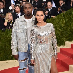 Ingat Lagi Momen Kanye West Selamatkan Kim Kardashian di Met Gala