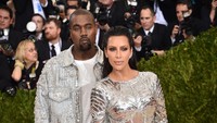 Penampilan futuristik Kim dan Kanye. Dimitrios Kambouris/Getty Images/detikFoto.