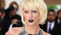 Lipstik gelap dipoles di bibirnya. Larry Busacca/Getty Images/detikFoto.