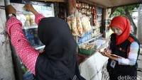 Petugas menempelkan stiker ke warung warga tanda telah selesai disunsus.