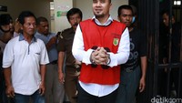 Setelah mengganti baju dengan kemeja putih dan rompi tahanan, Ipul siap menjalani sidang lanjutan. Pool/Palevi S/detikFoto.