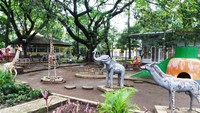 Banyaknya pohon di Taman Lalu Lintas membuat cuaca menjadi sejuk. Pantas jika banyak keluarga menjadikan destinasi ini sebagai lokasi liburan favorit mereka. Harga tiketnya pun murah, cukup Rp 6 ribu saja (Wahyu/detikTravel)