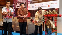 Menseskab Pramono Anung (kanan) memukul gong saat membuka semiloka antikorupsi didampingi Auditor IV BPK Rizal Djalil (tengah) dan aktivis ICW Febri Hendri.