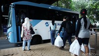 Penumpang mengantre menaiki bus TransJakarta.