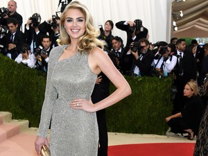 Kate Upton Pamer Cincin Pertunangan di Met Gala 2016