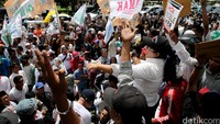 Mayoritas membawa spanduk kecil bertuliskan Laskar Kampung Luar Batang bercat hijau yang dikibar-kibarkan sambil teriak menolak penggusuran warga Kampung Luar Batang, Jakarta.