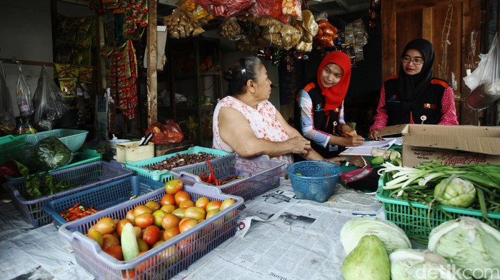 Petugas melakukan Sensus Ekonomi di kawasan Jagakarsa, Jakarta Selatan, Selasa (03/05/2016). Mulai tanggal 1 hingga 31 Mei 2016, Badan Pusat Statistik (BPS) melakukan Sensus Ekonomi 2016 di seluruh Indonesia. Grandyos Zafna/detikcom