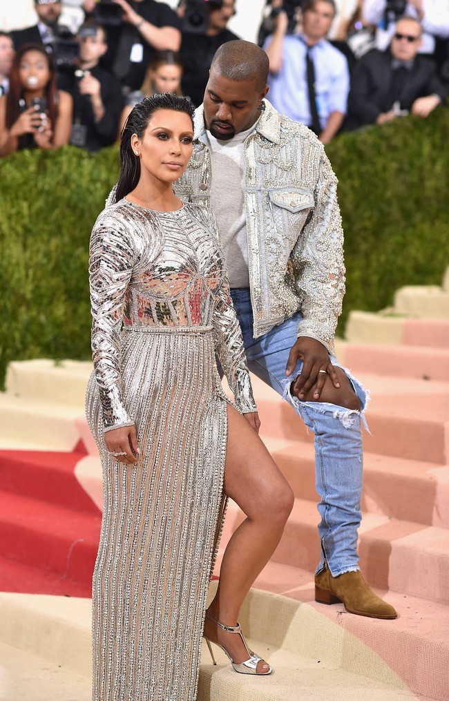 Kim Kardashian membocorkan kebiasaan buruk sang suami, Kanye West. Apakah itu? Dia bisa ketiduran di mana saja, dan yang sangat memalukan ketika dia tidur di konferensi guru atau meeting dengan para desainer fashion, ungkapnya. Foto: Dimitrios Kambouris/Getty Images