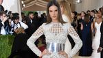 Parade Busana Seksi dan Futuristik di Met Gala 2016 (2)