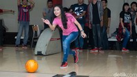 Ekspresi Gracia harap-harap cemas bolanya tak masuk gutter.