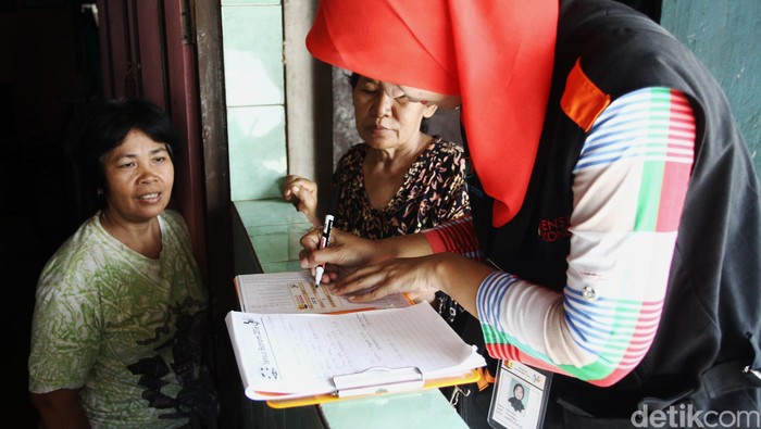 Petugas melakukan Sensus Ekonomi di kawasan Jagakarsa, Jakarta Selatan, Selasa (03/05/2016). Mulai tanggal 1 hingga 31 Mei 2016, Badan Pusat Statistik (BPS) melakukan Sensus Ekonomi 2016 di seluruh Indonesia. Grandyos Zafna/detikcom