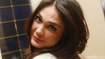 Gaya Luna Maya dengan Jeans Robek