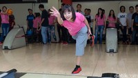 Fans di bagi menjadi beberapa kelompok dengan masing-masing kelompok bermain bowling dengan dua orang member.