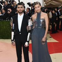 Red carpet situation! Penampilan Zayn dan Gigi ini dalam acara Met Gala yang dilangsungka Mei 2016 silam.  Foto: Larry Busacca