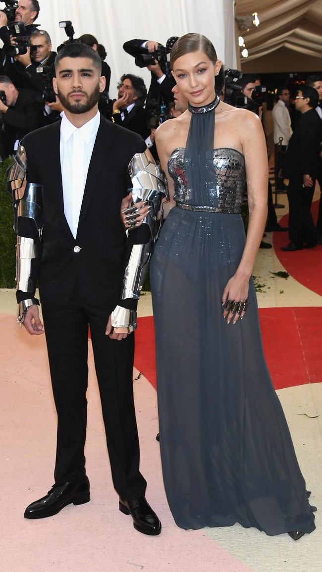 Red carpet situation! Penampilan Zayn dan Gigi ini dalam acara Met Gala yang dilangsungka Mei 2016 silam.  Foto: Larry Busacca
