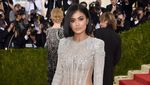 Parade Busana Seksi dan Futuristik di Met Gala 2016 (1)
