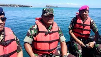 Pulau Ndana merupakan pulau terluar bagian selatan Indonesia yang berbatasan langsung dengan Australia. Pulau tersebut masuk di Kepulauan Rote serta tidak berpenghuni dan dijaga oleh 32 prajurit TNI. (Puspen TNI).
