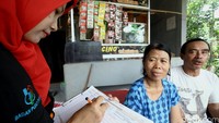 Warga menjawab pertanyaan dari petugas.