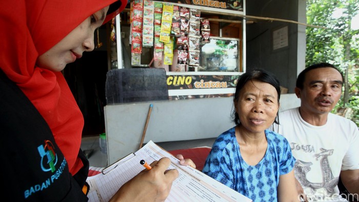 Petugas melakukan Sensus Ekonomi di kawasan Jagakarsa, Jakarta Selatan, Selasa (03/05/2016). Mulai tanggal 1 hingga 31 Mei 2016, Badan Pusat Statistik (BPS) melakukan Sensus Ekonomi 2016 di seluruh Indonesia. Grandyos Zafna/detikcom