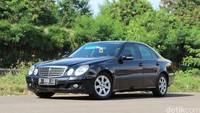 Memang, warna mobil Mercy E 200 Kompressor yang ditawarkan Blue Bird masih sama dengan warna armada taksi Silver Bird, yakni warna hitam. Hanya, segala atribut taksi telah dilepas. Mobil ini juga tidak lagi mengusung pelat kuning. Ketika menjualnya, Blue Bird telah mengurus perubahan pelat kuning menjadi pelat hitam. Foto: Rangga Rahadiansyah