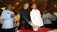 Menkum HAM Yasonna Laoly dan Menteri Pendayagunaan Aparatur Negara dan Reformasi Birokrasi (MenPAN-RB) Yuddy Chrisnandi menekan tombol tanda peresmian Politeknik Ilmu Pemasyarakatan (Poltekip) di Badan Pengembangan Sumber Daya Manusia Kemenkum HAM, Jl. Raya Gandul, Depok, Selasa (3/5/2016).