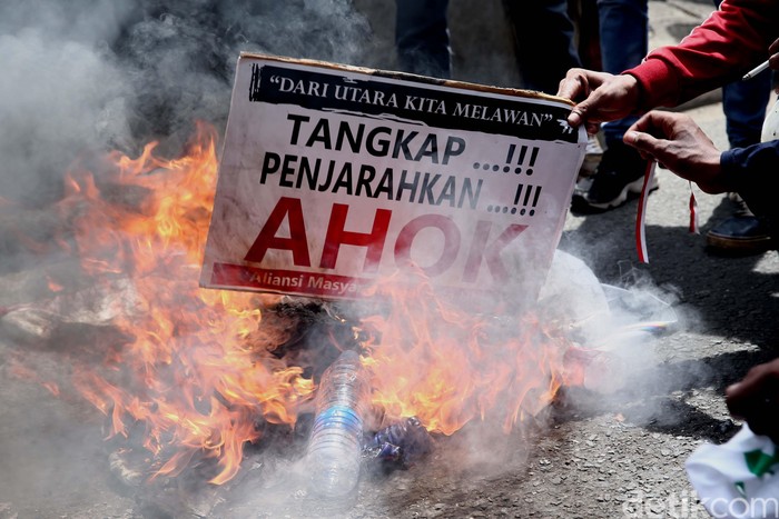 Demo di Depan KPK Sempat Ricuh Lagi, Pendemo Bakar Ban