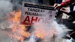 Warga Luar Batang Demo KPK