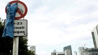 Berdasarkan keterangan rambu tersebut, larangan motor melintasi Jalan Jendral Sudirman diberlakukan mulai pukul 06.00 pagi hingga 23.00 malam.
