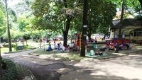 Banyak keluarga yang piknik di sini, mereka menggelar tikar sambil mengeluarkan bekal, dan asyik menyantap makanan yang sudah mereka siapkan dari rumah. Traveler yang berlibur ke Bandung bersama keluarga jangan lupa mampir ke taman legendaris ini ya!(Wahyu/detikTravel)