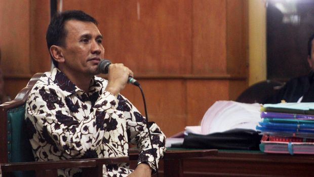 Ditahan KPK, Anggota DPD Rizal Sirait Genggam Tasbih