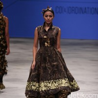 Barli Asmara for Wardah Co[l]ordination. Indonesia Fashion Week 2016 at Jakarta Convention Center. Senayan. Jakarta. [Foto: Mohammad Abduh/Wolipop]