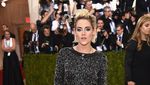 Robert Pattinson Gandeng Pacar, Kristen Stewart Tampil Sendiri di Met Gala