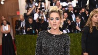 Kristen Stewart tampil dibalut dress hitam metalik dengan belahan kaki tinggi sepaha di bagian tengah. Ankle boots melengkapi penampilannya. Dimitrios Kambouris/Getty Images/detikFoto.