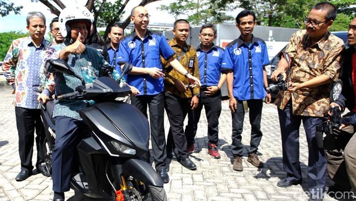 Menristek Laporkan Hasil Riset Motor Listrik ke Presiden Jokowi