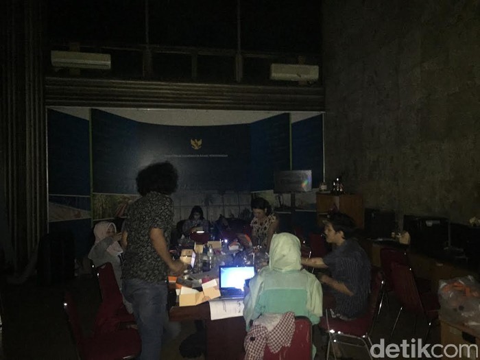 Para Menteri Lagi Rapat, Kantor Darmin Mati Lampu