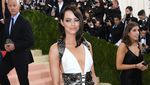 Parade Busana Seksi dan Futuristik di Met Gala 2016 (2)