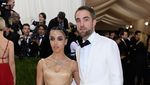 Robert Pattinson Gandeng Pacar, Kristen Stewart Tampil Sendiri di Met Gala