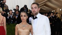 FKA Twigs tampil dibalut dress nude dengan belahan kaki tinggi sepaha semetara Robert tampil necis dengan setelan hitam-putih. Larry Busacca/Getty Images/detikFoto.