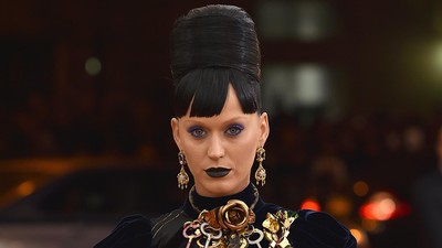 Hypnotizing! Penampilan Futuristik ala Katy Perry di Met Gala 2016