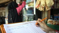 Petugas melakukan Sensus Ekonomi di kawasan Jagakarsa, Jakarta Selatan, Selasa (03/05/2016).