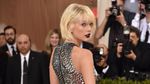 Never Out of Style! Gaya Futuristik Taylor Swift vs Selena Gomez di Met Gala