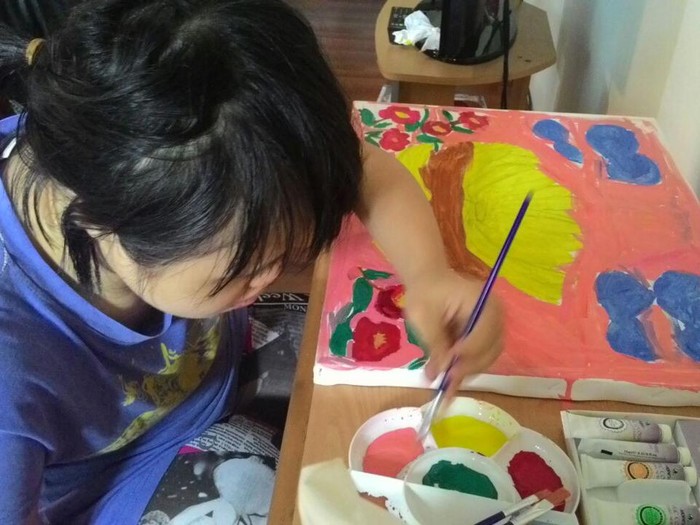 Down Syndrome Tak Halangi Ratri Kembangkan Hobi Melukisnya